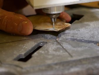 Without automation, using specialized equipment developed in Japan, scallop farmers using the ear-hanging technique have to drill the oysters individually, by hand. 