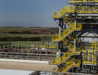 Las microalgas son producidas en una granja de caña de azúcar en Sao Paulo, Brasil, en algunas de los más grandes fermentadores aeróbicos del mundo. Las algas se cultivan en caña de azúcar sostenible certificada por la organización de terceros Bonsucro. Planta da Solazyme Bunge Produtos Renováveis Ltda. Orindiúva. SP. Brasil. 21/08/2014